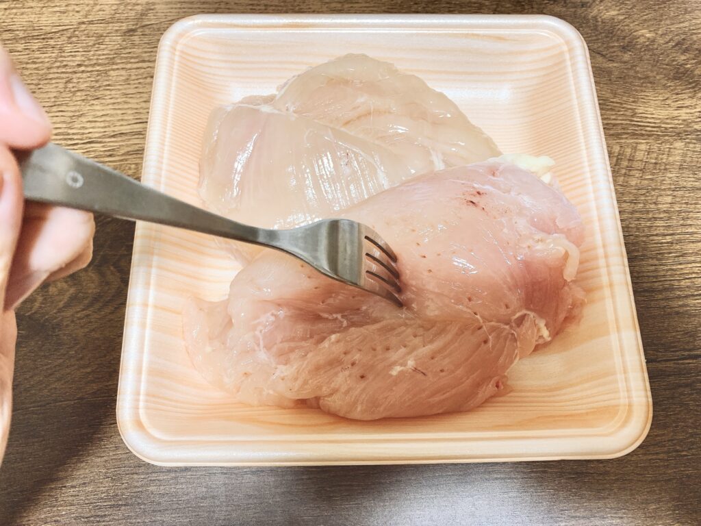 鶏胸肉にフォークで穴を開ける